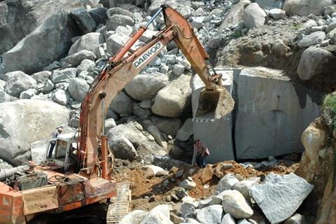 Lạng Sơn: Doanh nghiệp khai thác đá phá đường, hủy hoại môi trường