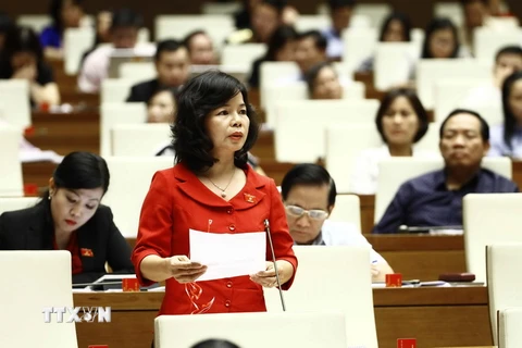 Đại biểu Quốc hội tỉnh Quảng Ngãi Phạm Thị Thu Trang phát biểu ý kiến. (Ảnh: An Đăng/TTXVN)