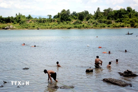 Lực lượng cứu hộ tìm kiếm thi thể học sinh bị đuối nước khi tắm sông. (Ảnh minh họa: Thế Lập/TTXVN)