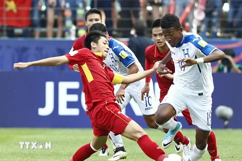 Pha tranh bóng giữa cầu thủ U20 Honduras Douglas Martinez (phải) và cầu thủ U20 Việt Nam Nguyễn Trọng Đại (trái) trong trận đấu. (Nguồn: EPA/TTXVN)