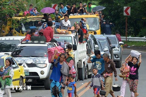 Người dân Philippines sơ tán do giao tranh ở thành phố Marawi ngày 26/5. (Nguồn: AFP/TTXVN)