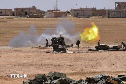  Binh sỹ quân đội Chính phủ Syria bắn pháo vào các mục tiêu của IS tại Maskana, phía đông Aleppo. (Nguồn: AFP/TTXVN)