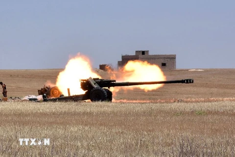Binh sĩ quân đội Chính phủ Syria bắn pháo vào các mục tiêu của IS tại Maskana, phía đông Aleppo . AFP/TTXVN