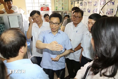 Phó Thủ tướng Vũ Đức Đam thị sát mô hình Phòng khám gia đình Trung tâm y tế phường 16, quận 4 , TP Hồ Chí Minh. (Ảnh: Thanh Vũ/TTXVN)