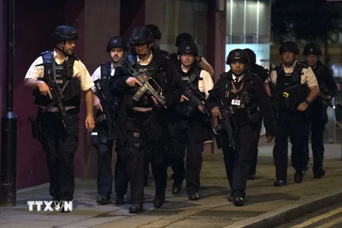 Cảnh sát có vũ trang được điều động tới Cầu London sau vụ xe tải lao vào người đi bộ tối 3/6. (Nguồn: EPA/TTXVN)