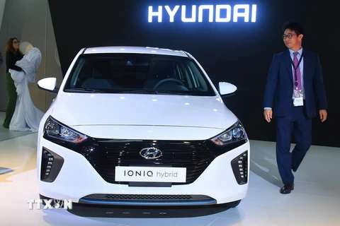  Xe ôtô IONIQ Hybrid của hãng Hyundai được trưng bày tại Triển lãm ôtô Qatar 2017 ở Doha, Qatar ngày 19/4. (Nguồn: THX/TTXVN)