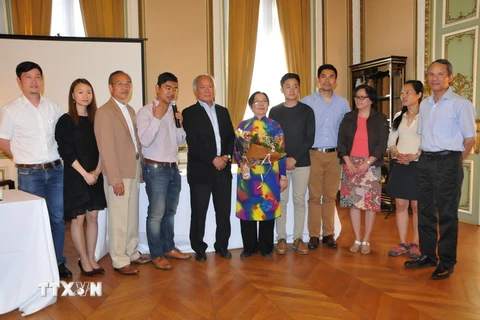 Đại sứ Việt Nam tại Bỉ Vương Thừa Phong (phải) chụp ảnh chung với Ban quản trị mới của Tổng hội người Việt Nam tại Vương quốc Bỉ. (Ảnh: Kim Chung/TTXVN)