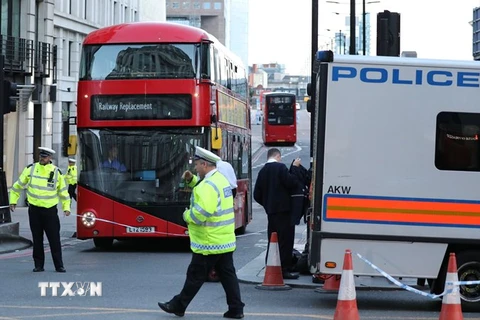  Cảnh sát Anh điều tra tại hiện trường vụ tấn công ở Cầu London ngày 4/6. (Nguồn: EPA/TTXVN)