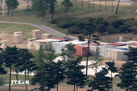  Các c​ontainer được cho là chứa Hệ thống phòng thủ tên lửa tầm cao giai đoạn cuối (THAAD) của Mỹ tại Seongju, Hàn Quốc ngày 30/5. (Nguồn: EPA/TTXVN)