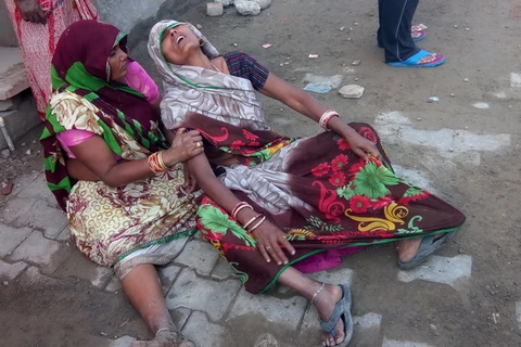 Người dân khóc thương các nạn nhân thiệt mạng trong một vụ sập tường ở bang Rajasthan Pradesh ngày 11/5. (Nguồn: AFP/TTXVN)