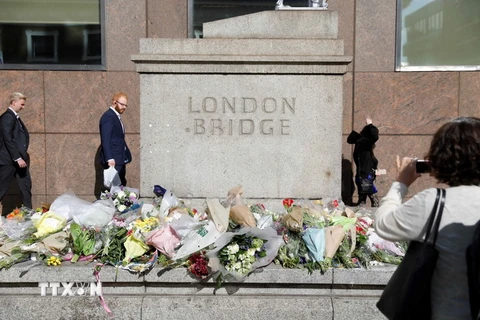 Đặt hoa tưởng niệm các nạn nhân vụ tấn công khủng bố tại Cầu London. (Nguồn: AFP/TTXVN)
