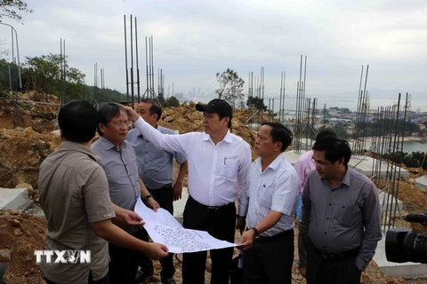 Chủ tịch UBND thành phố Đà Nẵng Huỳnh Đức Thơ kiểm tra công trình xây dựng sai phạm tại dự án Khu du lịch Sinh thái Biển Tiên Sa ở bán đảo Sơn Trà. (Ảnh: Trần Lê Lâm/TTXVN)