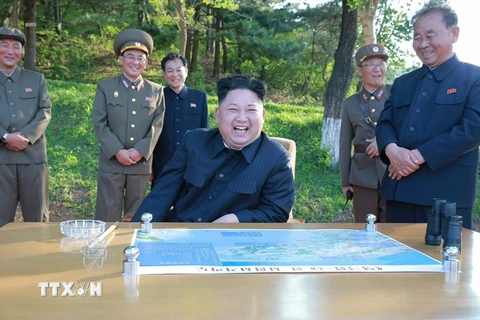 Nhà lãnh đạo Triều Tiên Kim Jong-un (giữa) theo dõi vụ phóng tên lửa Hwasong-12 ở Pukchang, tỉnh Nam Pyongan ngày 21/5. (Nguồn: Yonhap/TTXVN)