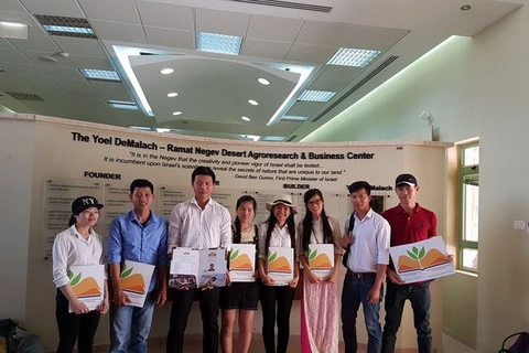 Các sinh viên Việt Nam khóa 2016-2017 tại Trung Tâm Nghiên Cứu Nông Nghiệp Sa Mạc Ramat Negev trong ngày lễ tốt nghiệp. (Ảnh: Việt Thắng/Vietnam+)