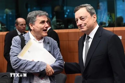 Bộ trưởng Tài chính Hy Lạp Euclid Tsakalotos (trái) tại Hội nghị Bộ trưởng Tài chính Nhóm các nước sử dụng đồng tiền chung châu Âu ở Brussels (Bỉ) ngày 22/5. (Nguồn: AFP/TTXVN)