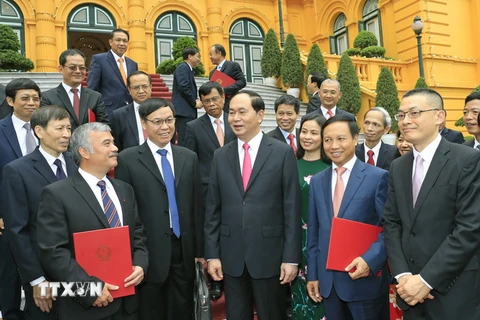 Chủ tịch nước Trần Đại Quang với các Đại sứ, Trưởng các Cơ quan đại diện Ngoại giao Việt Nam ở nước ngoài. (Ảnh: Nhan Sáng/TTXVN)