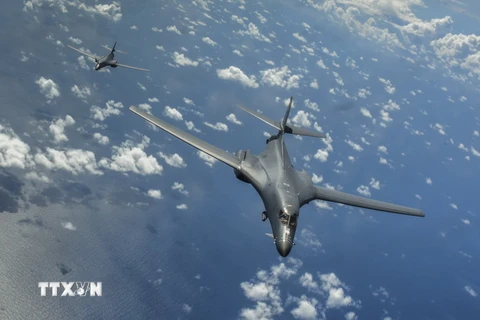 Máy bay B-1B của Mỹ bay huấn luyện từ căn cứ không quân Andersen ở Guam qua Biển Đông ngày 8/6. (Nguồn: EPA/TTXVN)