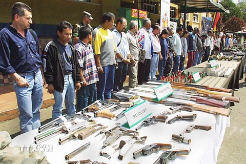 Các tay súng FARC giao nộp vũ khí tại Medellin, ngày 27/2/2002. (Nguồn: AFP/TTXVN)