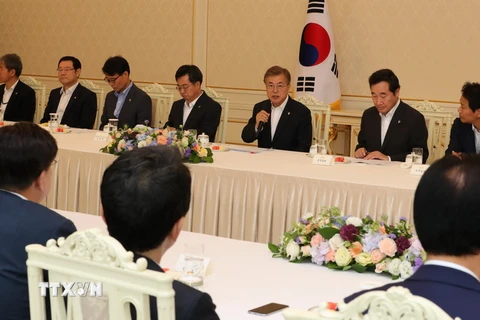 Tổng thống Hàn Quốc Moon Jae-in (thứ ba, phải, phía xa) trong cuộc họp với Thống đốc các tỉnh tại Seoul ngày 15/6. (Nguồn: YONHAP/TTXVN)