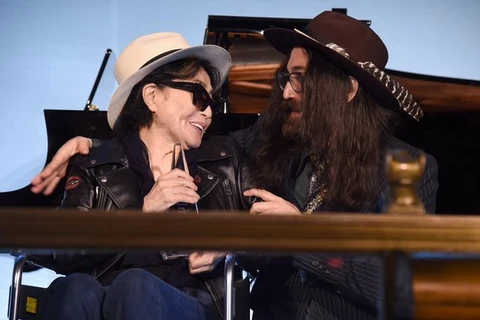 Yoko Ono và John Lennon. (Nguồn: billboard.com)