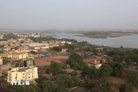 Một góc quận N'golonina bên dòng sông Niger ở thủ đô Bamako của Mali ngày 21/3. (Nguồn: AFP/TTXVN)