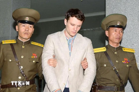  Otto Frederick Warmbier (giữa) bị cảnh sát áp giải tới phiên xét xử của Tòa án tối cao Triều Tiên ở Bình Nhưỡng ngày 16/3/2016. (Nguồn: Reuters/TTXVN)