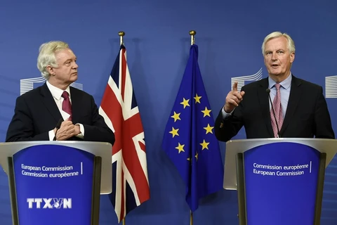  Trưởng đoàn đàm phán về Brexit của EU Michel Barnier (phải) và Bộ trưởng phụ trách Brexit của Anh David Davis. (Nguồn: AFP/TTXVN)