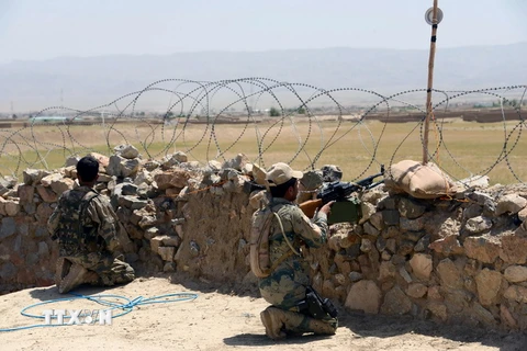 Cảnh sát biên phòng Afghanistan gác tại khu vực biên giới với Pakistan gần Durand thuộc Spin Boldak, tỉnh Kandahar ngày 5/5. (Nguồn: AFP/TTXVN)