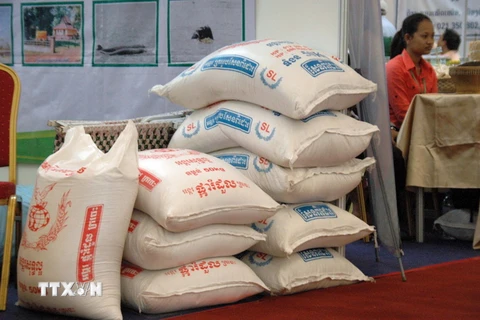 Gạo Battambang, loại gạo xuất khẩu nổi tiếng của Campuchia được giới thiệu tại một hội chợ. (Ảnh: Xuân Khu/TTXVN)