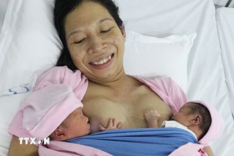 Mẹ con sản phụ L.A.B.Nđang điều trị tại Bệnh viện Phụ sản Cần Thơ. (Ảnh: Thanh Sang/TTXVN)