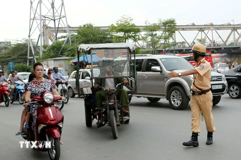 Cảnh sát giao thông Đội 1, Phòng Cảnh sát giao thông Hà Nội kiểm tra, xử lý xe thương binh giả. (Ảnh: Doãn Tấn/TTXVN)