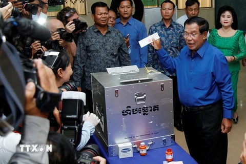 Chủ tịch CPP, Thủ tướng Campuchia Samdech Techo Hun Sen (phải) tại điểm bầu cử ở Kandal ngày 4/6. (Nguồn: EPA/TTXVN)