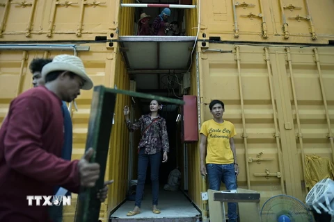 Những người lao động nhập cư ở trong các khu các lán trại container tại ngoại ô Bangkok. (Nguồn: AFP/TTXVN)