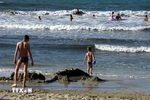 Người dân Hy Lạp làm giảm bớt cái nóng tại một bãi biển ở ngoại ô thủ đô Athens. (Nguồn: THX/TTXVN)