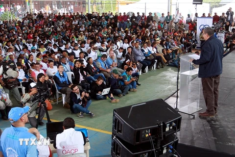 Thủ lĩnh của FARC Jorge Torres Victoria (phải) phát biểu tại lễ giao nộp vũ khí ở La Elvira, Colombia ngày 13/6. (Nguồn: EPA/TTXVN)