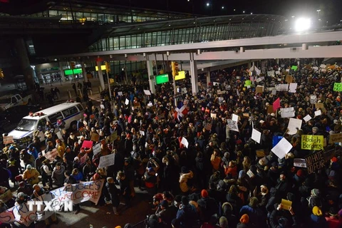 Người dân Mỹ biểu tình phản đối sắc lệnh cấm người tị nạn nhập cảnh của tân Tổng thống Mỹ tại sân bay quốc tế John Kennedy ở New York ngày 28/1. (Nguồn: AFP/TTXVN)