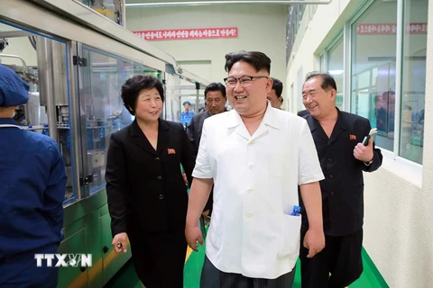 Nhà lãnh đạo Triều Tiên Kim Jong-un thăm một đơn vị quân đội ngày 1/3. (Nguồn: YONHAP/TTXVN)