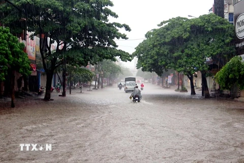 Mưa lớn gây ngập nhiều tuyến đường chính trên địa bàn thành phố Thái Nguyên. (Ảnh: Quân Trang/TTXVN) 