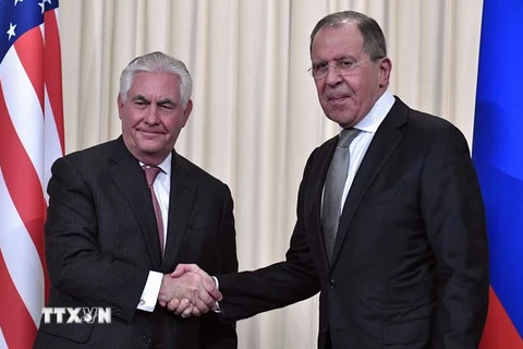  Ngoại trưởng Nga Sergei Lavrov (phải) và Ngoại trưởng Mỹ Rex Tillerson trong một cuộc họp báo ở Moskva ngày 12/4. (Nguồn: AFP/TTXVN)