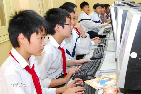 Học sinh Trường THCS Đống Đa, Hà Nội, truy cập Internet tại phòng tin học của trường. (Ảnh: Bích Ngọc/TTXVN)