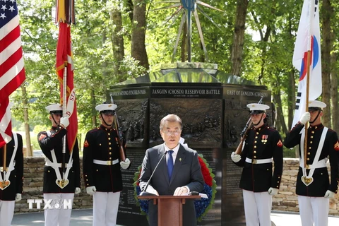 Tổng thống Hàn Quốc Moon Jae-in (giữa) phát biểu trong chuyến thăm Viện bảo tàng Quốc gia ở Quantico, bang Virginia, Mỹ, ngày 28/6. (Nguồn: EPA/TTXVN)