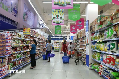 Người tiêu dùng mua sắm ở siêu thị Co.op Mart Foodcosa Quang Trung, Gò Vấp. (Ảnh: Thanh Vũ/TTXVN)