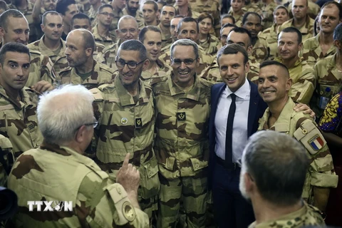 Tổng thống Pháp Emmanuel Macron (thứ 2 phải) trong chuyến thăm các binh sỹ Pháp tham gia chiến dịch chống khủng bố tại khu vực Sahel, ở Gao , Mali ngày 14/5. (Nguồn: EPA/TTXVN)