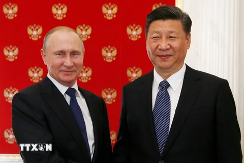 Tổng thống Nga Vladimir Putin (trái) và Chủ tịch Trung Quốc Tập Cận Bình. (Nguồn: EPA/TTXVN) 