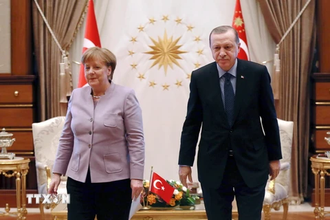 Tổng thống Thổ Nhĩ Kỳ Recep Tayyip Erdogan (phải) trong cuộc gặp Thủ tướng Đức Angela Merkel (trái) tại một sự kiện ở Ankara ngày 2/2. (Nguồn: AFP/TTXVN)