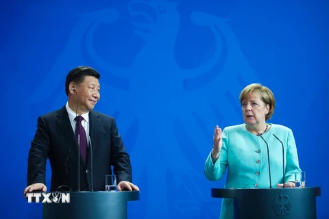  Chủ tịch Trung Quốc Tập Cận Bình (trái) và Thủ tướng Đức Angela Merkel (phải) tại cuộc họp báo ở Berlin ngày 5/7. (Nguồn: AFP/TTXVN)