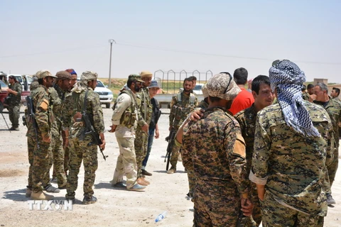 Các Lực lượng Dân chủ Syria (SDF) được triển khai tại thành phố Raqqa ngày 6/6. (Nguồn: EPA/TTXVN)