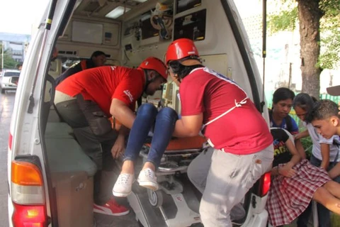 Cấp cứu người bị thương trong vụ động đất tại thành phố Ormoc. (Nguồn: newsinfo.inquirer.net)