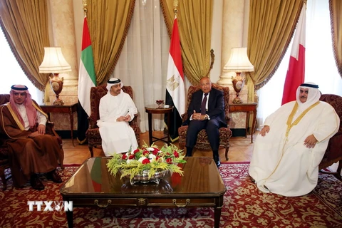  Ngoại trưởng Saudi Arabia Adel Al-Jubeir, Ngoại trưởng UAE Sheikh Abdullah Bin Zayed, Ngoại trưởng Ai Cập Sameh Shoukry và Ngoại trưởng Bahrain Sheikh Khalid bin Ahmed Al Khalifa tại cuộc họp ở Cairo ngày 5/7. (Nguồn: THX/TTXVN)