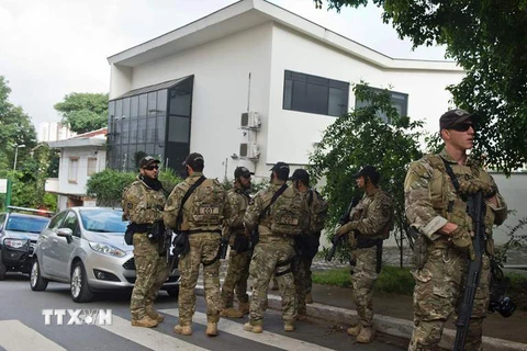 Cảnh sát Brazil đang làm nhiệm vụ bên ngoài trụ sở Viện Lula ở Sao Paulo. (Nguồn: AFP/TTXVN)